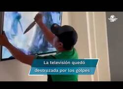 Enlace a Aficionado mexicano destroza su televisor tras quedar eliminado del Mundial