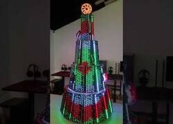 Enlace a El árbol de Navidad hecho de teclados