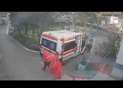 Enlace a Una ambulancia atropella a una mujer dando marcha atrás