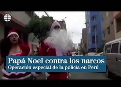 Enlace a Policías entran en un narcopiso disfrazados de Papá Noel y sus elfos