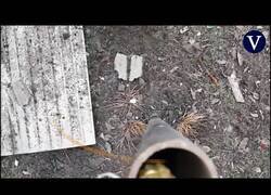 Enlace a Un dron consigue colar una granada en la chimenea de un bunker en Ucrania