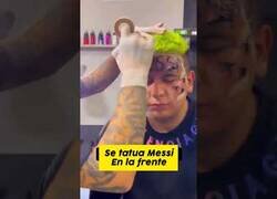 Enlace a Sigue la locura en Argentina: Se tatúa el nombre de Messi en la frente