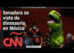 Enlace a Una senadora en México se disfraza de dinosaurio como protesta