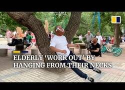 Enlace a Ancianos en China se cuelgan de los árboles para hacer ejercicios de cuello