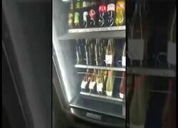 Enlace a ¿A quién se le ocurrió vender botellines de cerveza en una máquina expendedora?