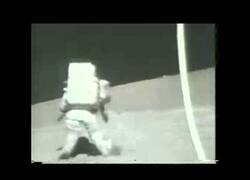 Enlace a Toma descartada de un astronauta intentando caminar en la luna
