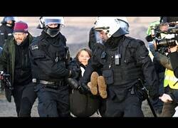 Enlace a Greta Thumberg es desalojada por la Policía en una protesta en Alemania