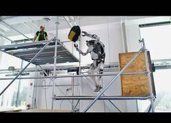 Enlace a Atlas, el robot de Boston Dynamics que construye escaleras