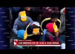 Enlace a Cientos de manifestantes protestan por el cambio de horario de Los Simpson en Bolivia