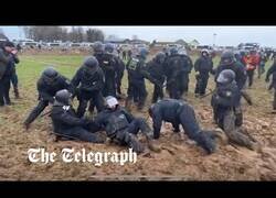 Enlace a Policías alemanes quedan atrapados en el fango