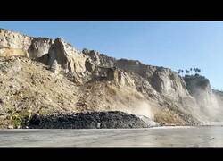 Enlace a Un acantilado colapsa en la playa Blacks Beach de San Diego