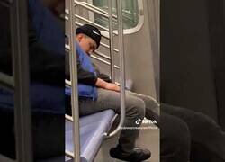 Enlace a Rata trepa sobre un pasajero dormido en el Metro