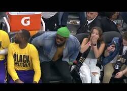 Enlace a La reacción de esta chica al ver que la persona que se sentó a su lado es LeBron James