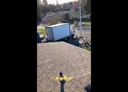 Enlace a Un perro consigue subir al tejado de una casa trepando unas escaleras