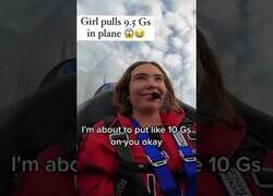 Enlace a Esto le pasa a tu cara cuando vas en un avión que se pone a 9,5 Gs
