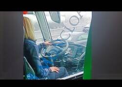 Enlace a Una conductora de autobús conduce mientras utiliza dos móviles a la vez