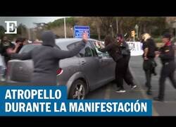 Enlace a Una mujer atropella a activistas durante la manifestación del 8M en Barcelona