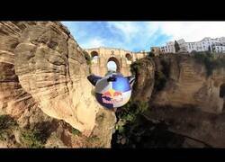 Enlace a Atravesando el puente de Ronda en traje wingsuit