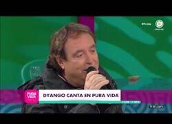 Enlace a Cómo olvidar la caída de Dyango cantando en pleno directo
