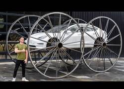 Enlace a Conduciendo un Tesla con las ruedas de un carruaje de 3 metros