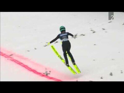 Ema Klinec bate el record mundial de vuelo en esquí femenino con un salto de 226 metros