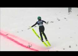 Enlace a Ema Klinec bate el record mundial de vuelo en esquí femenino con un salto de 226 metros