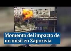 Enlace a Momento en el que un misil impacta sobre un bloque de pisos en Zaporiyia, Ucrania