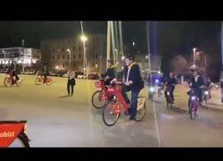 Enlace a El alcalde de Bilbao se cae de la bicicleta por la llegada del Tour