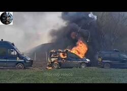 Enlace a Imágenes de la protesta en Sainte-Soline (Francia) donde quemaron varios vehículos policiales