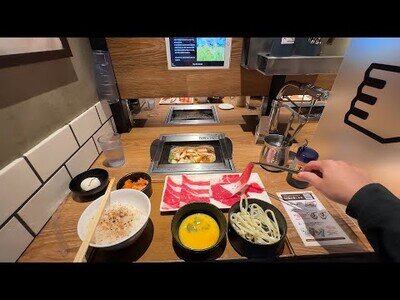 Probando un restaurante japonés de plaza individual para comer solo