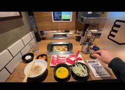 Enlace a Probando un restaurante japonés de plaza individual para comer solo