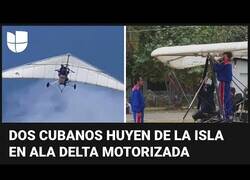 Enlace a Dos migrantes cubanos huyen de la isla en un ala delta motorizada