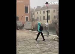 Enlace a Un hombre hace 'balconing' en los canales de Venecia