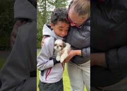 Enlace a La reación de este niño autista al recibir a su nuevo perrito