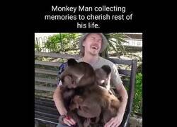 Enlace a Hombre con una cebolla atrae a algunos monos