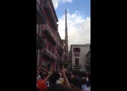 Enlace a En las procesiones de Nápoles se pasea un torreón gigante