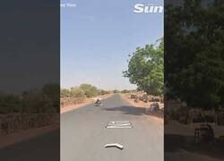 Enlace a El coche de Google Street View capta un accidente con una moto