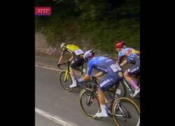 Enlace a Un niño de 12 años desafía a los ciclistas del pelotón del Tour británico