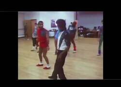 Enlace a Michael Jackson entrenando y aprendiendo la coreografía de 'Thriller'