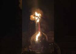 Enlace a Dragón gigante de espectáculo de DisneyLand prende en llamas