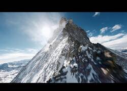 Enlace a La cima del Monte Cervino a vista de dron
