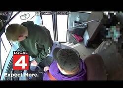 Enlace a Un niño toma el control del bus escolar al sufrir un desmayo el conductor