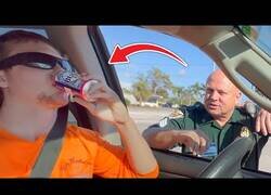 Enlace a Fingiendo beber cerveza al volante delante de la policía
