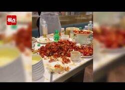Enlace a 7 hombres comen 300 cangrejos y 80 postres en un buffet libre