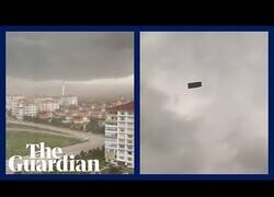 Enlace a Tornado hace volar un sofá en Ankara, Turquía