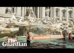 Enlace a Activistas climáticos tiñen de negro la Fontana di Trevi