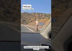 Enlace a Captan a un hombre circulando en monociclo eléctrico por la autovía en Málaga