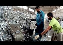 Enlace a El increíble proceso de fabricación de cazos en Pakistán