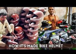 Enlace a Fabricando cascos de moto en la India