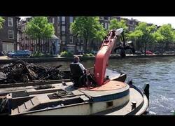 Enlace a Pescando bicicletas en el canal de Ámsterdam